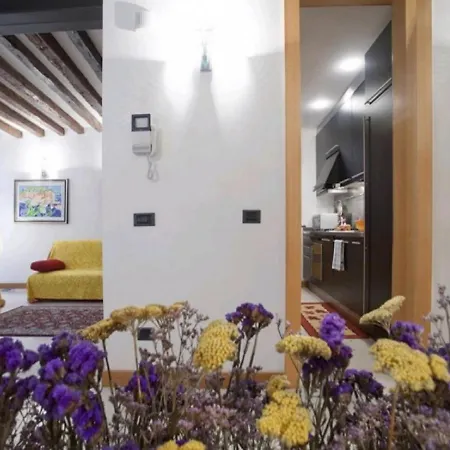 Appartement Lista Di Spagna Near Station Santa Lucia